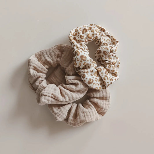 Drei Stoffhaargummis in neutralen Tönen und Mustern, Scrunchie Musselin beige
