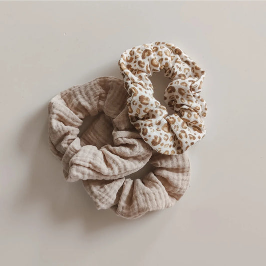 Drei Stoffhaargummis in neutralen Tönen und Mustern, Scrunchie Musselin beige