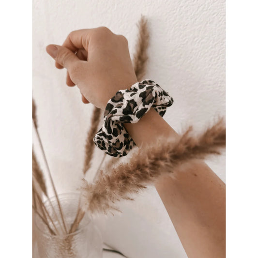 Leopardmuster-Scrunchie auf einem Handgelenk, Produkt Scrunchie Musselin | leo schwarz
