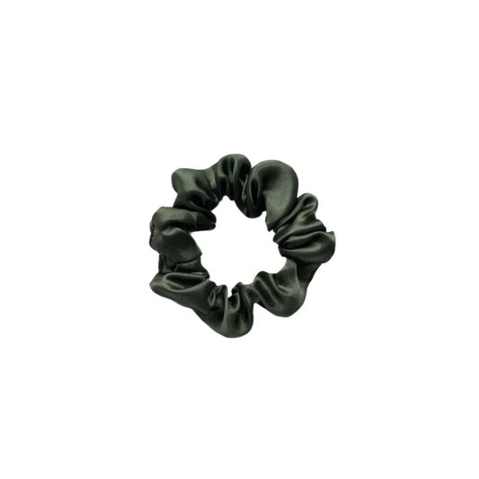 Verwischte dunkelgrüne Haargummi Scrunchies mini + Me Olive