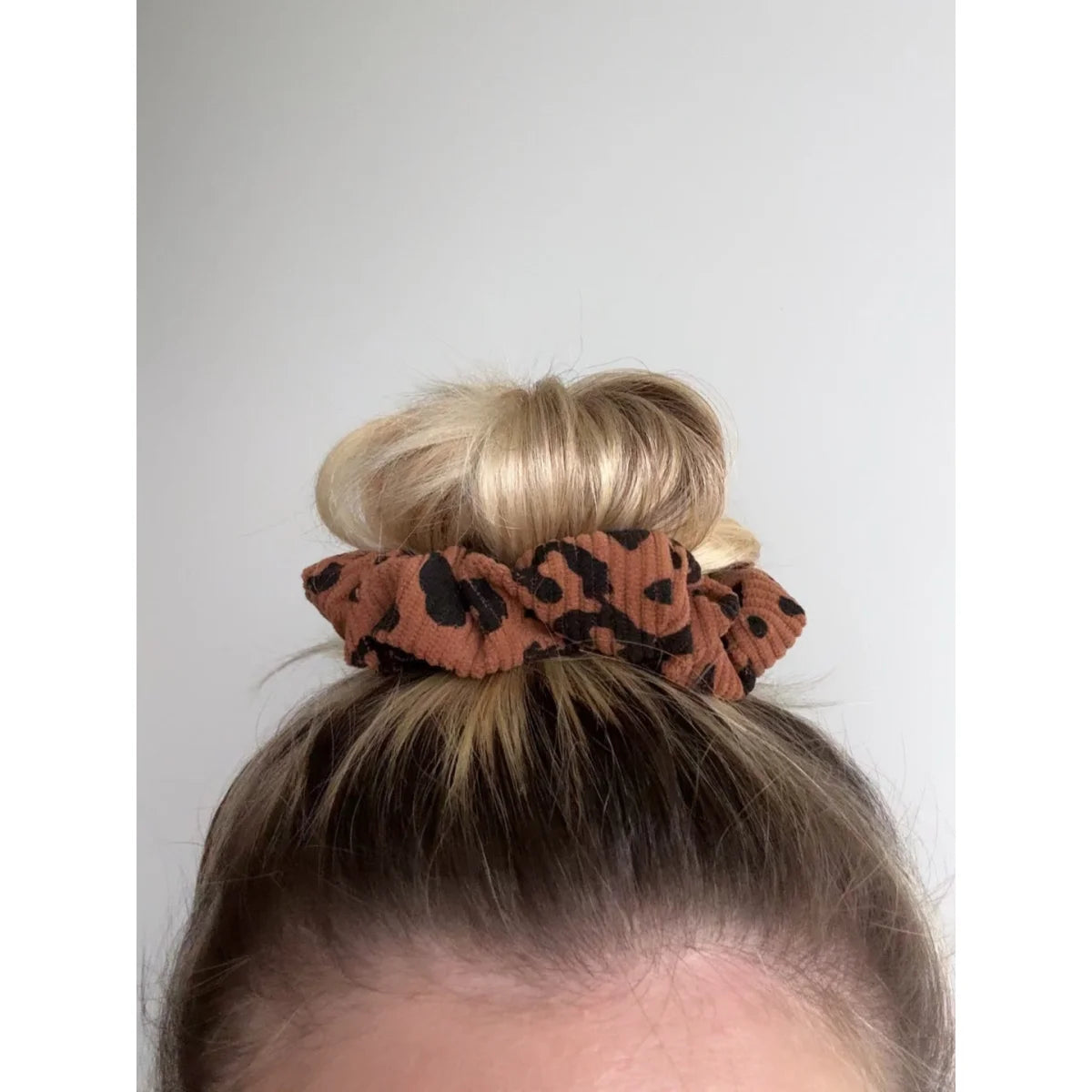 Leopardenprint-Scrunchie mit rosa-braunem Muster von Nala Scrunchies