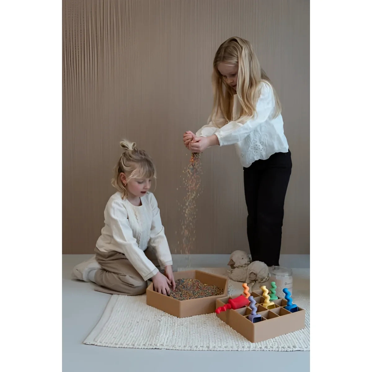 Sechseckige mandigo spielschale aus holz mit buntem sandspielzeug und passendem spielzeugorganizer