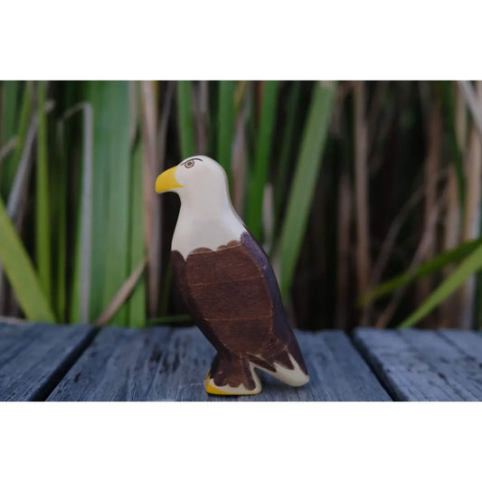 Holz-SeeAdler-Figur mit weißem Kopf, braunem Körper und gelbem Schnabel und Füßen