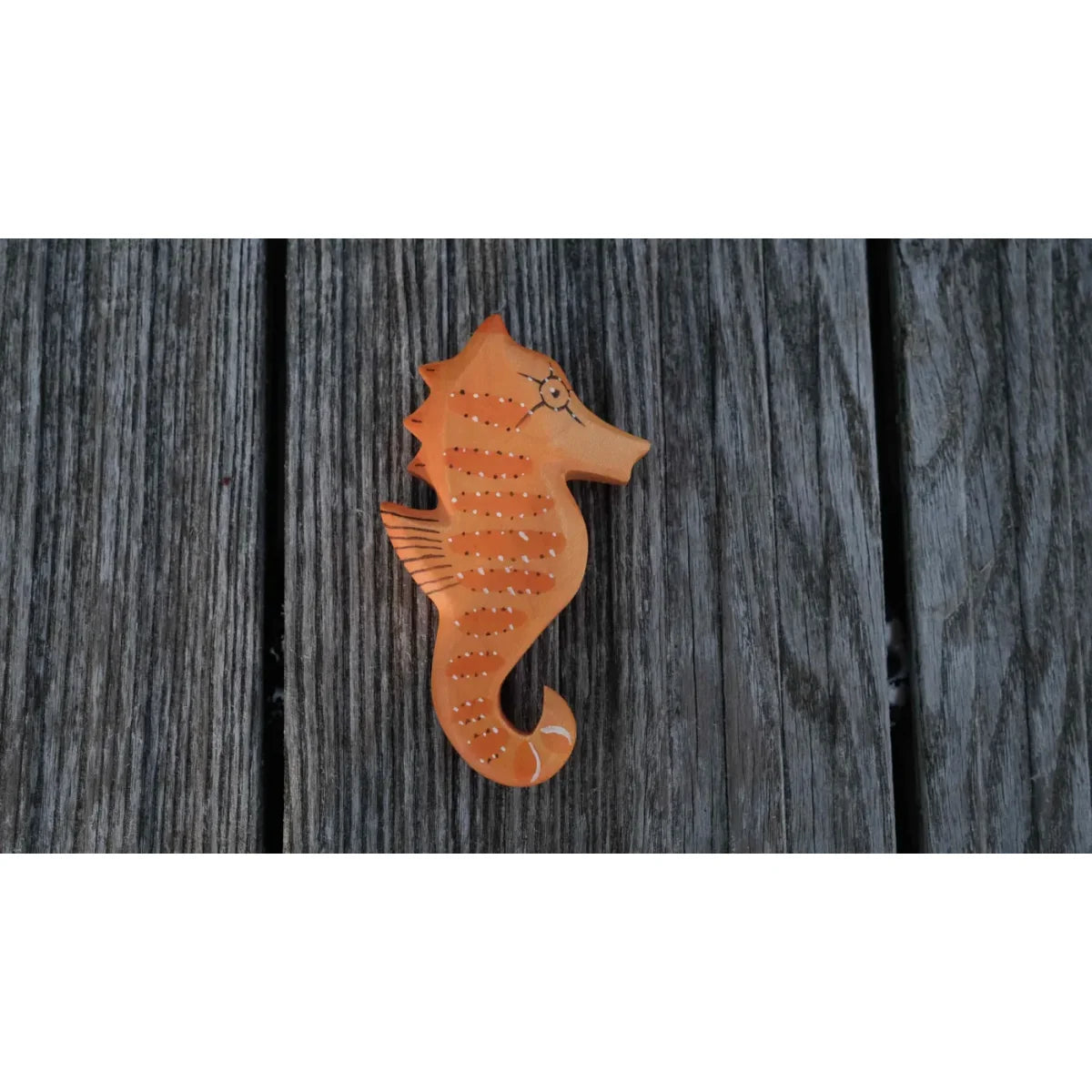 Orangeres Seepferdchen-Holz-Brosche mit bemalten Details