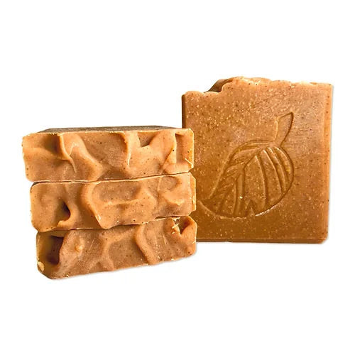 Handgemachte braune Seifen mit Blattmotiv, Seife Curcuma Duftfrei