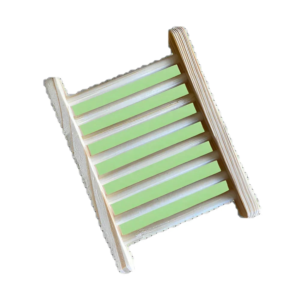 Holzseifenschale mit parallelen Stufen aus Bambus für eine stilvolle Badgestaltung