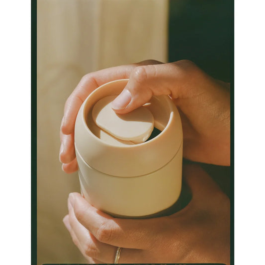 Weiße Keramikdose mit Drehverschluss in Händen gehalten, Sip Tumbler Thermal Mug