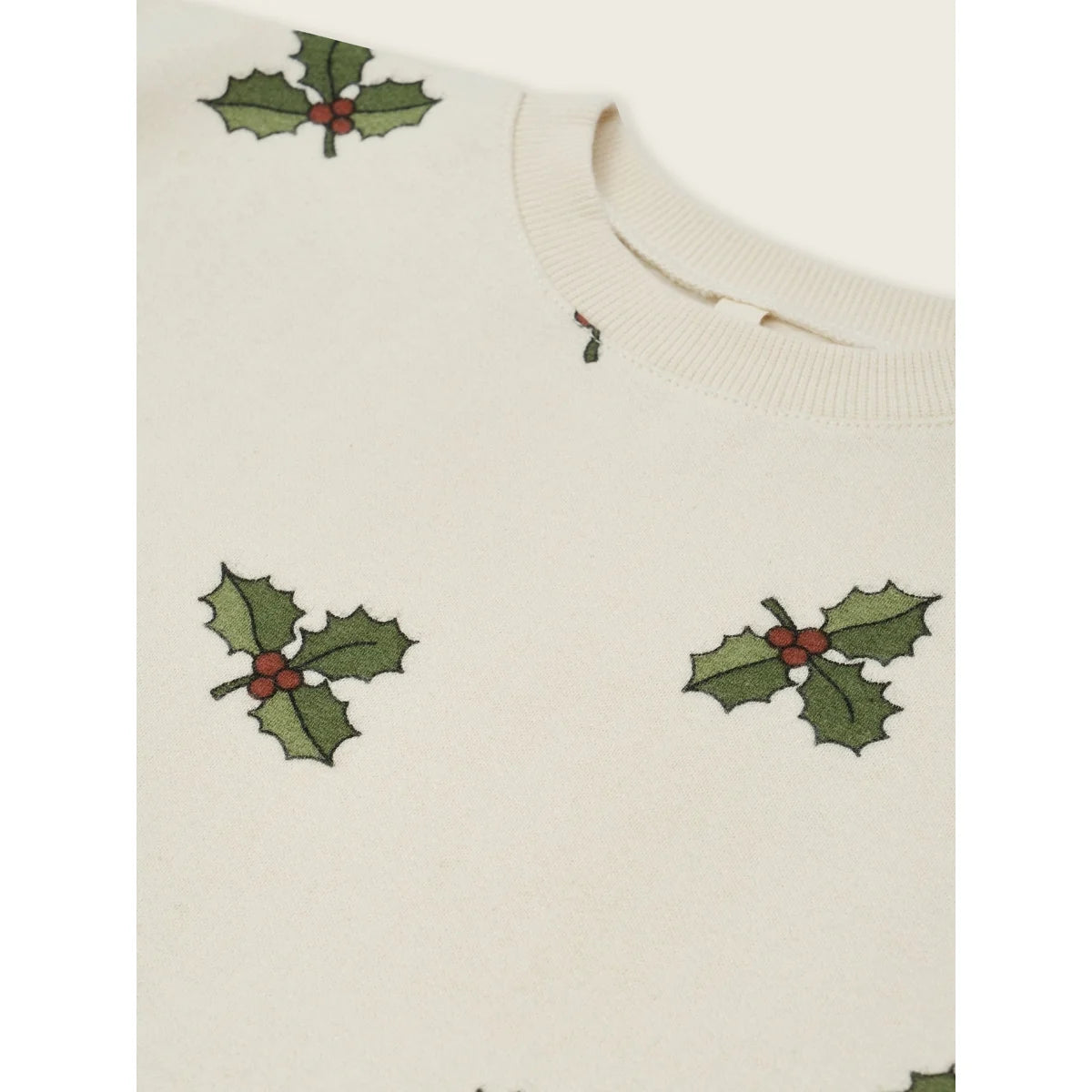 Cremeweißer Kinder-Pyjama Slim mit grünen Stechpalmenblättern und roten Beeren