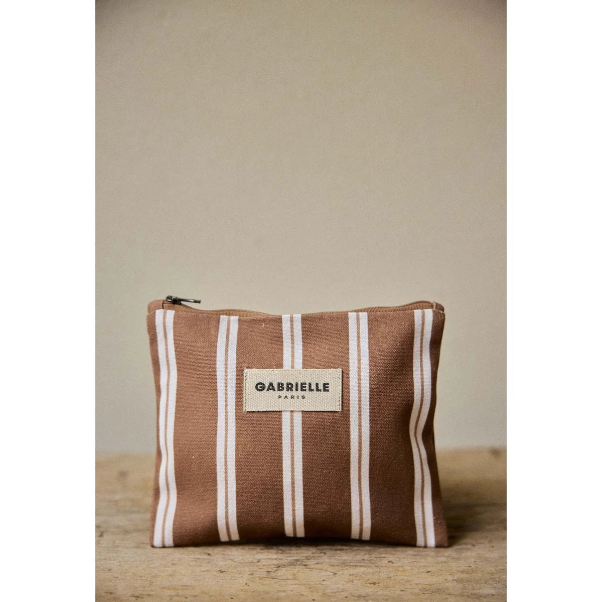 Kleine beige braun weiße gestreifte canvas pouch mit gabrielle paris label ideal für ökologische baby und kinderprodukte