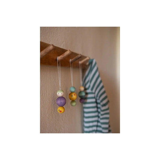 Holzregal mit bunten handgemalten Holzperlen an Schnüren vom Snowy Buddy