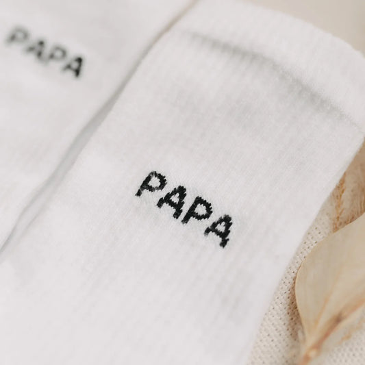 Weiße Socken Papa mit schwarzer Stickerei, nachhaltige Babykleidung Schweiz