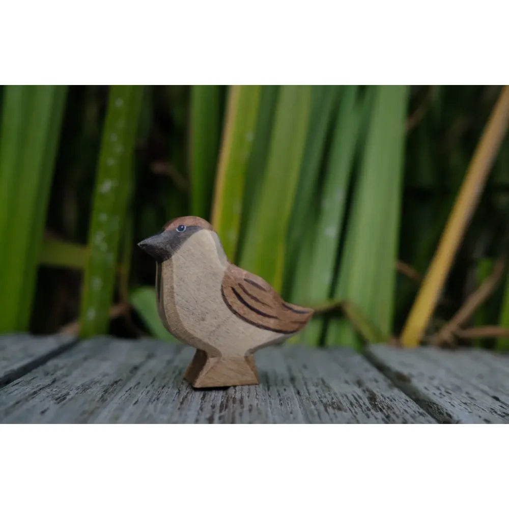 Holz-Spatz-Figur mit braun-beigen Federn, schwarzem Schnabel und Augen