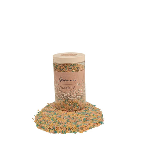 Klare Plastikdose mit buntem Pastel-Reis und verstreutem Reis am Boden