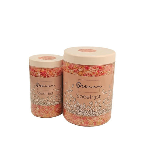 Zwei transparente zylindrische behälter mit beigen deckeln gefüllt mit rosa und weißen reisgrains spielreis-mischung pink flower mix