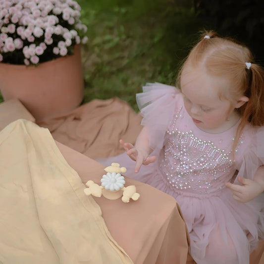 Spielzeug saugnapf-spinner bee in rosa mit zartem tüllkleid und funkelnden perlenverzierungen am oberteil