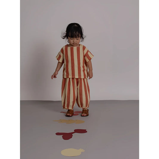 Kind trägt Square Neck T-Shirt Tomato Stripes, orangefarbene Streifen