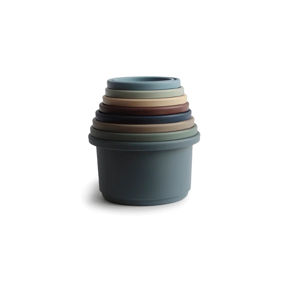 Set aus gestapelten Kunststoffbechern in sanften Farben, Stapelturm Forest