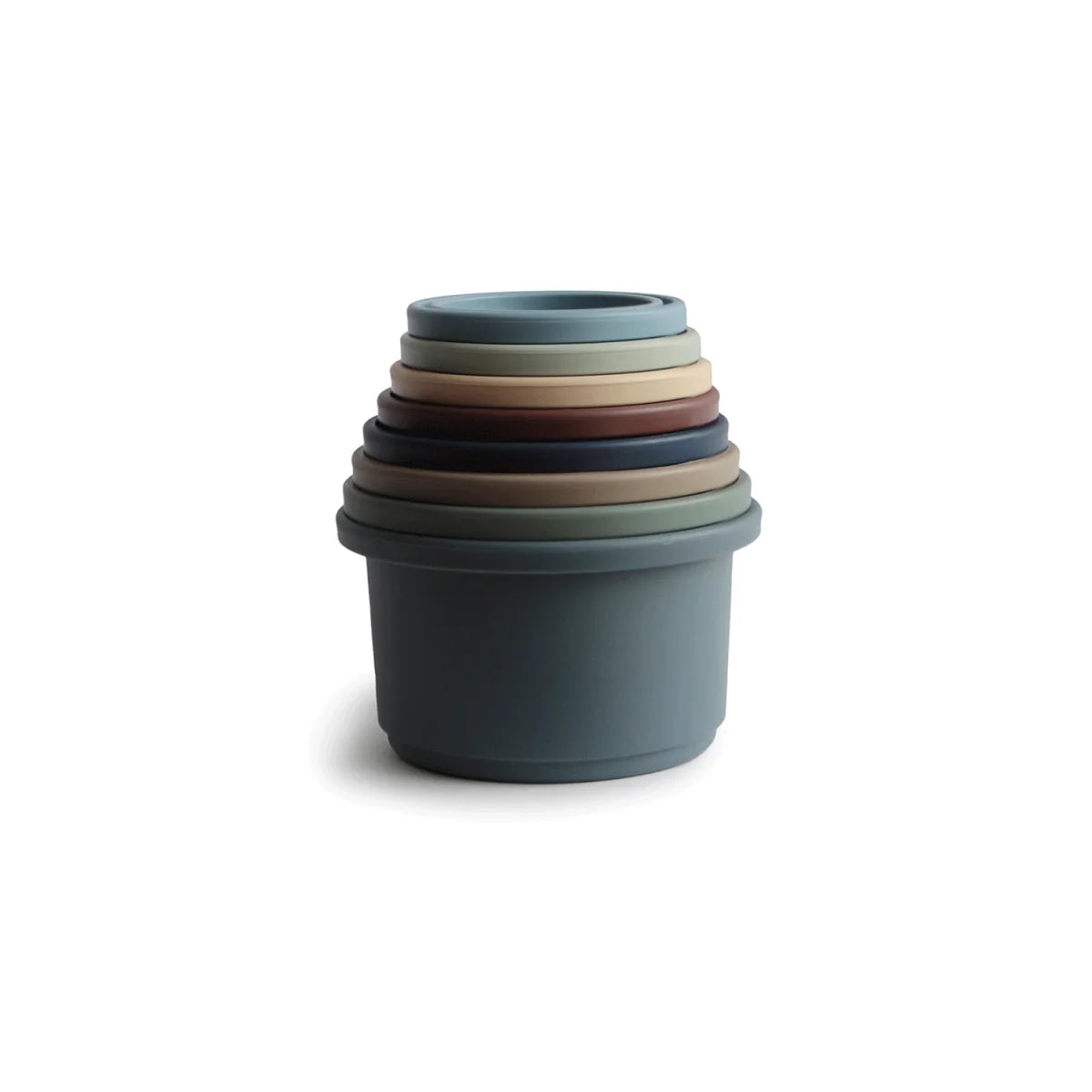 Set aus gestapelten Kunststoffbechern in sanften Farben, Stapelturm Forest