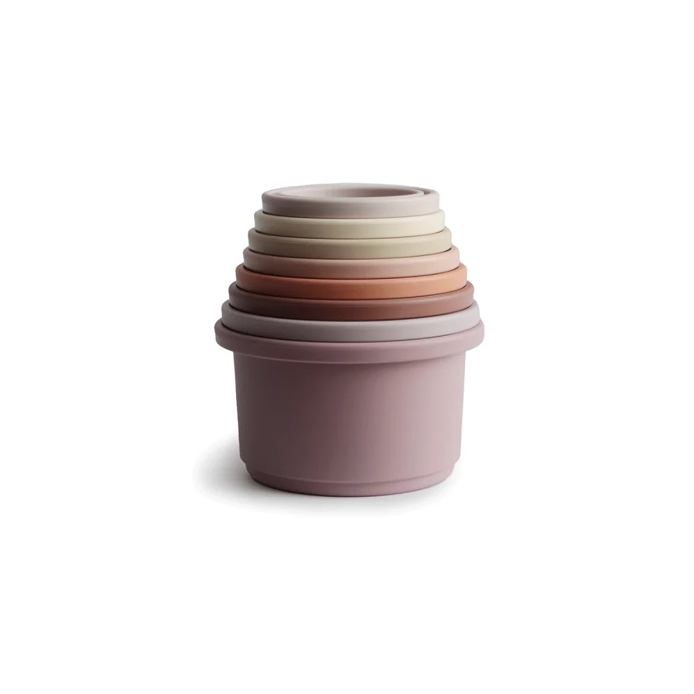 Gestapelte pastellfarbene Nestingtassen von Stapelturm Petal in ansprechendem Design