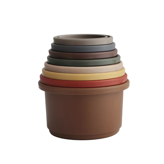 Bunte Stapeltassen in Erdtönen, im Retro-Design von Stapelturm