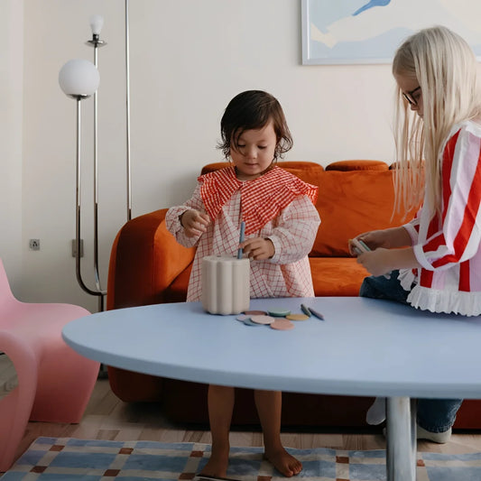 Weißes keramisches steckspiel für münzen mit geometrischem, facettiertem design auf dem tisch