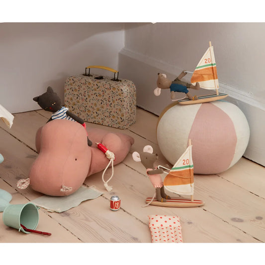 Pink und weiße Plüschwal-Figur liegend, Strandmäuse Surfer kleine Schwester