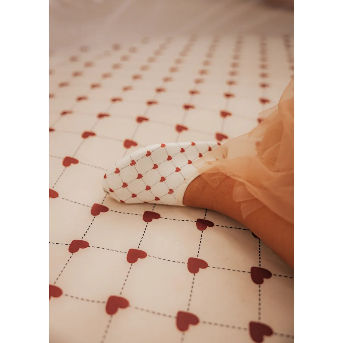 Herzgemusterte Hausschuh im Strandzelt UV 50+ von Lovely Roots