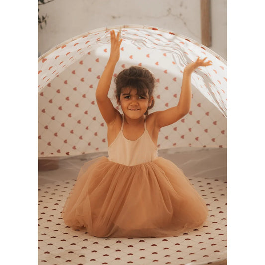 Mädchen im Tutu-Kleid aus Strandzelt UV 50+ von Lovely Roots