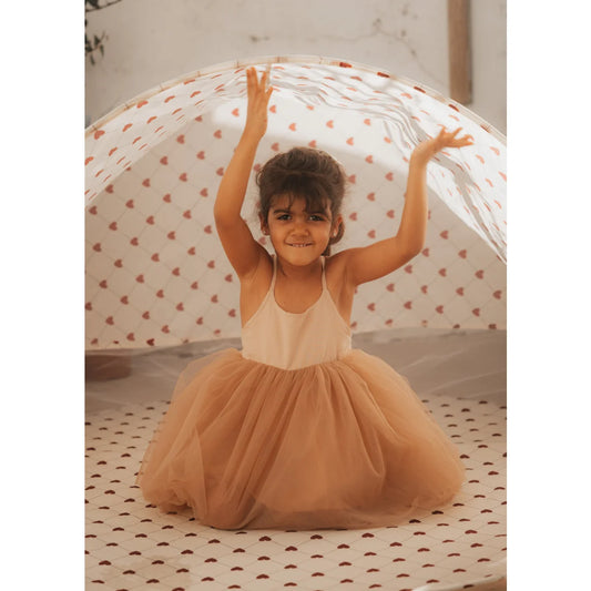 Mädchen im Tutu-Kleid aus Strandzelt UV 50+ von Lovely Roots