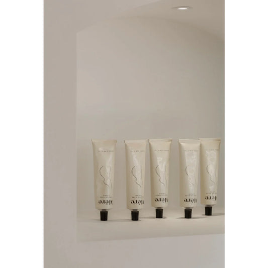 Fünf weiße Tuben von Stretch Mark Cream kosmetischen Produkten in Reihe