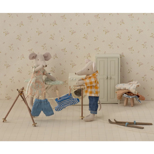 Anthropomorphe Mäusestoffpuppen beim Wäschewaschen für den Grosser Bruder Maus Strickpullover und Hose