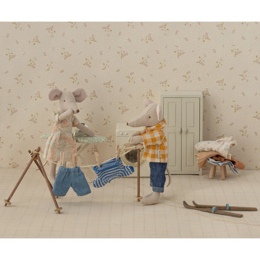 Anthropomorphe Mäusestoffpuppen beim Wäschewaschen für den Grosser Bruder Maus Strickpullover und Hose