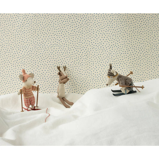 Drei Spielzeugtiere beim Skifahren und Spielen im Schnee mit Strickpullover und Mütze