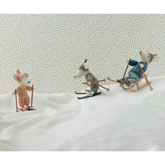 Drei Spielzeugmäuse beim Skifahren auf dem Produkt Strickpullover und Mütze Papa Maus