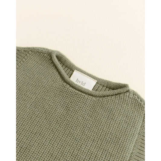 Olivegrüne kuschelige Strickweste Harvey mit sichtbarem Etikett am Ausschnitt