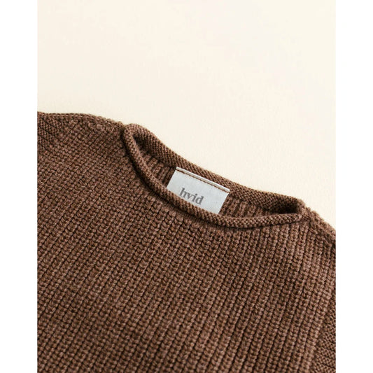 Brauner Strickpullover mit sichtbarem Etikett von Vest Harvey in Mocha