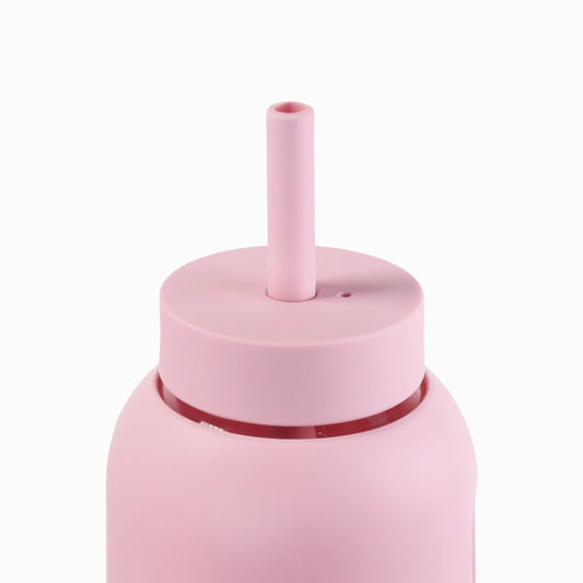 Pinke Wasserflasche mit Strohhalm und Deckel für die Big Bottle Produktlinie