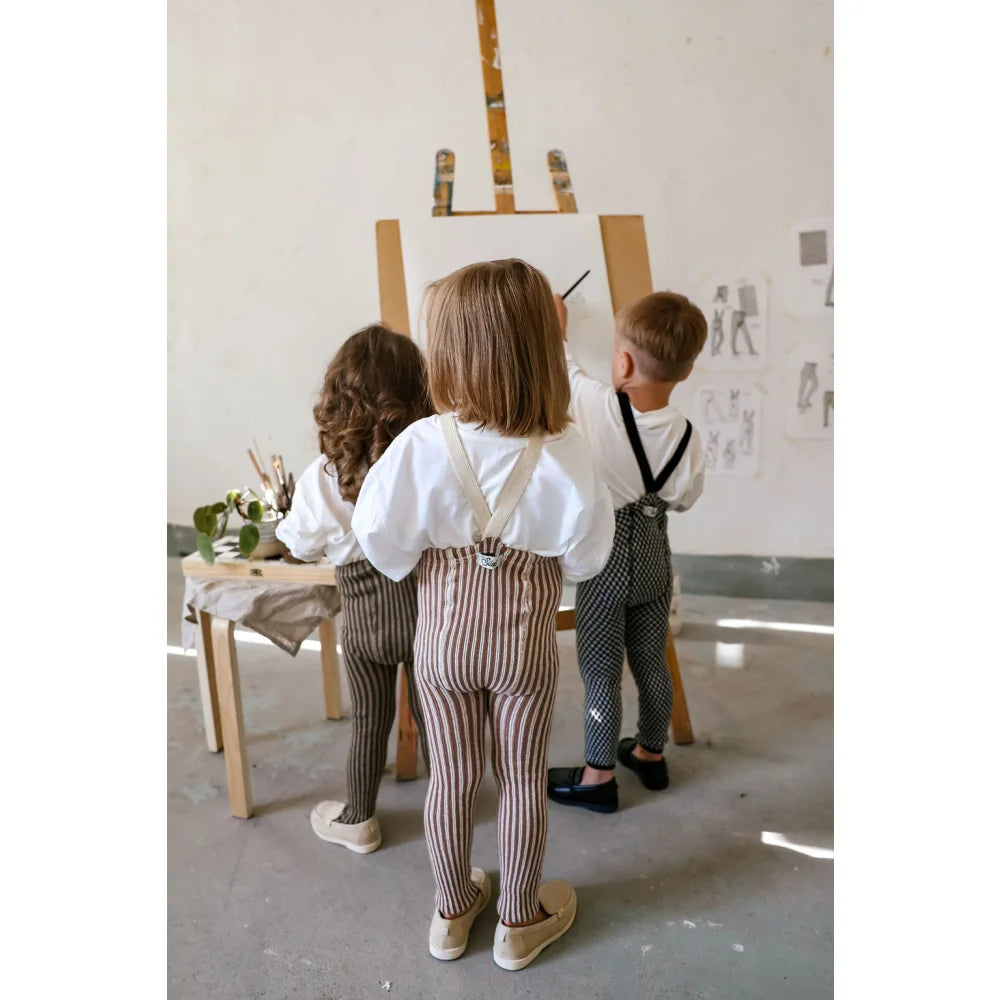 Kinder-Strumpfhose mit Träger in Schwarz-Weiß-Karo, bequem und stylisch