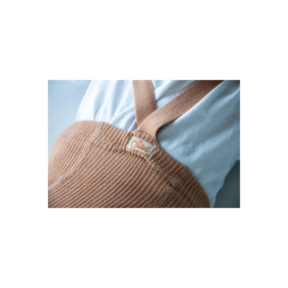 Adhesive bandage auf Arm einer Person, getragen mit Strumpfhose mit Träger