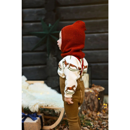 Roter Strickbeanie mit Textur und Rippenrand für kalte Tage