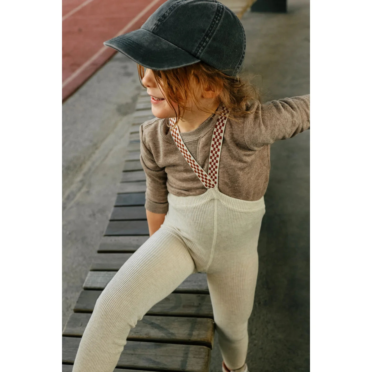 Kind in gerippten Strumpfhosen und Mütze, tragen Creme gemusterte Fußlose