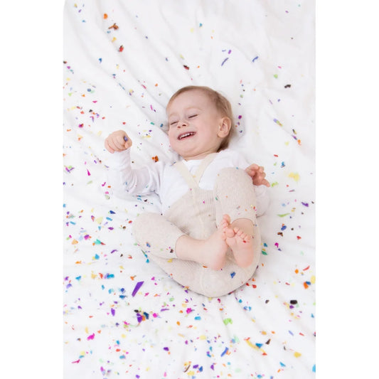 Lächelndes Baby auf weißem Stoff mit buntem Konfetti, Strumpfhose mit Träger Cream Blend