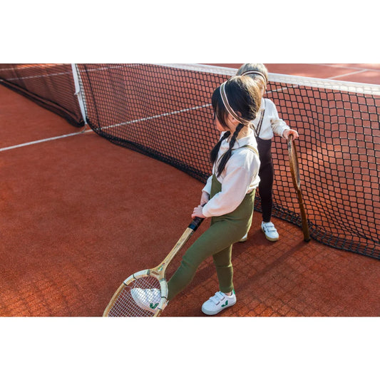 Zwei junge Tennisspieler mit Schlägern, passend zu Strumpfhose mit Träger Footless