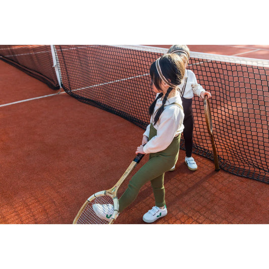 Zwei junge Tennisspieler mit Schlägern, passend zu Strumpfhose mit Träger Footless