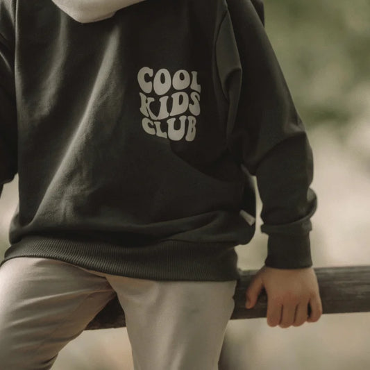 Kinder dunkelgrauer Kapuzenpullover mit COOL KIDS CLUB auf der Vorderseite