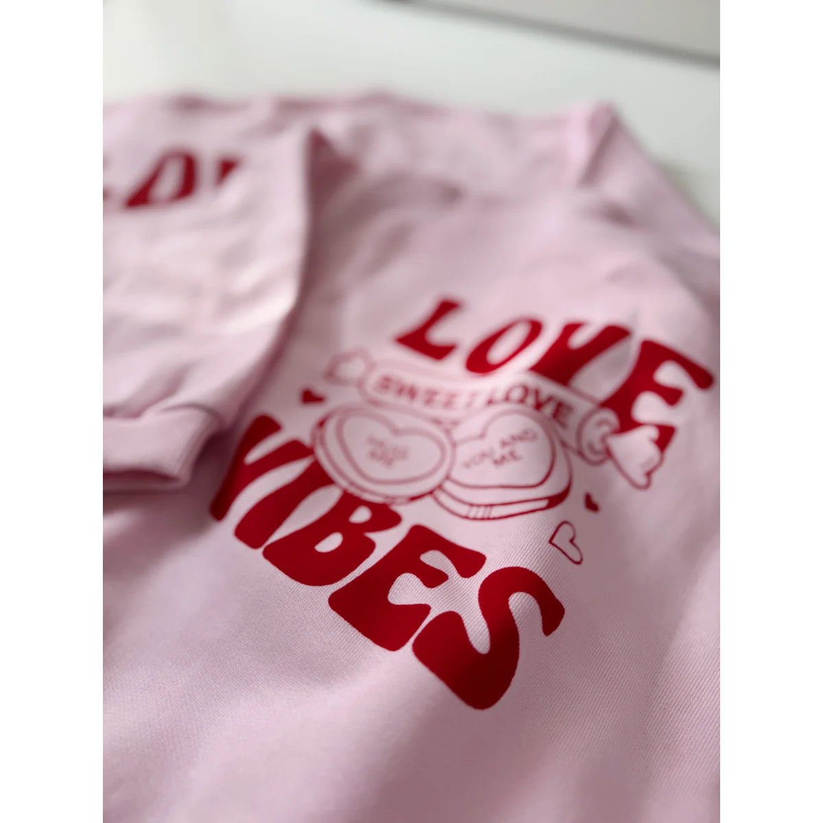 Rosa Sweatshirt mit rotem LOVE VIBES-Text und Herzdesigns für Kinder