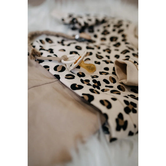 Leopard print Babyoutfit mit Schnuller aus dem Sweater Leo Produkt