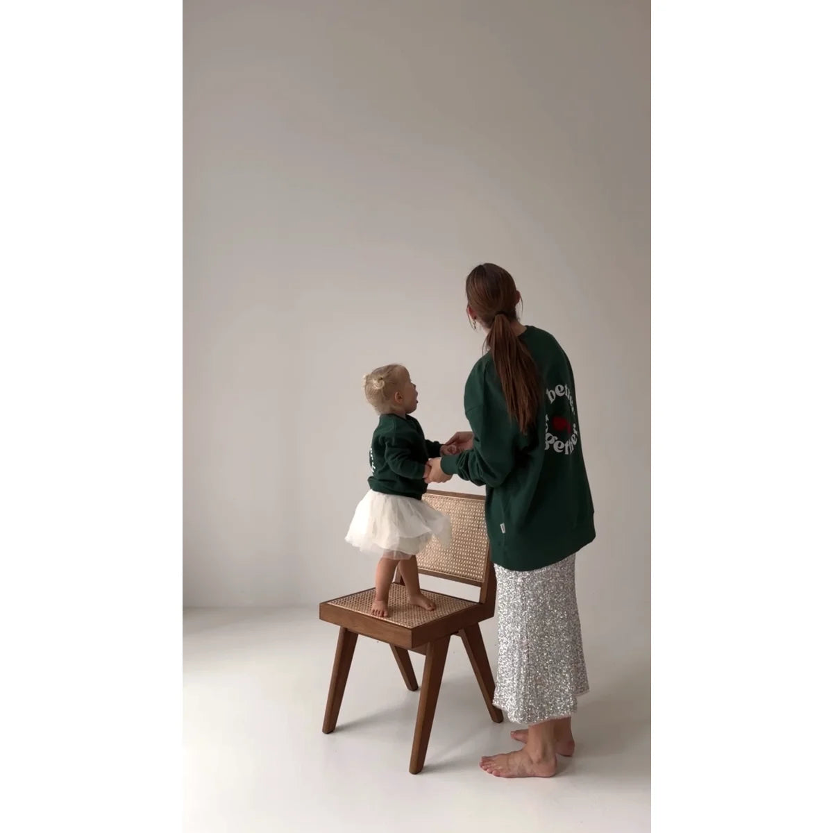 Holztritt mit zwei Personen, Produkt Sweater Women Better Together von Forrest