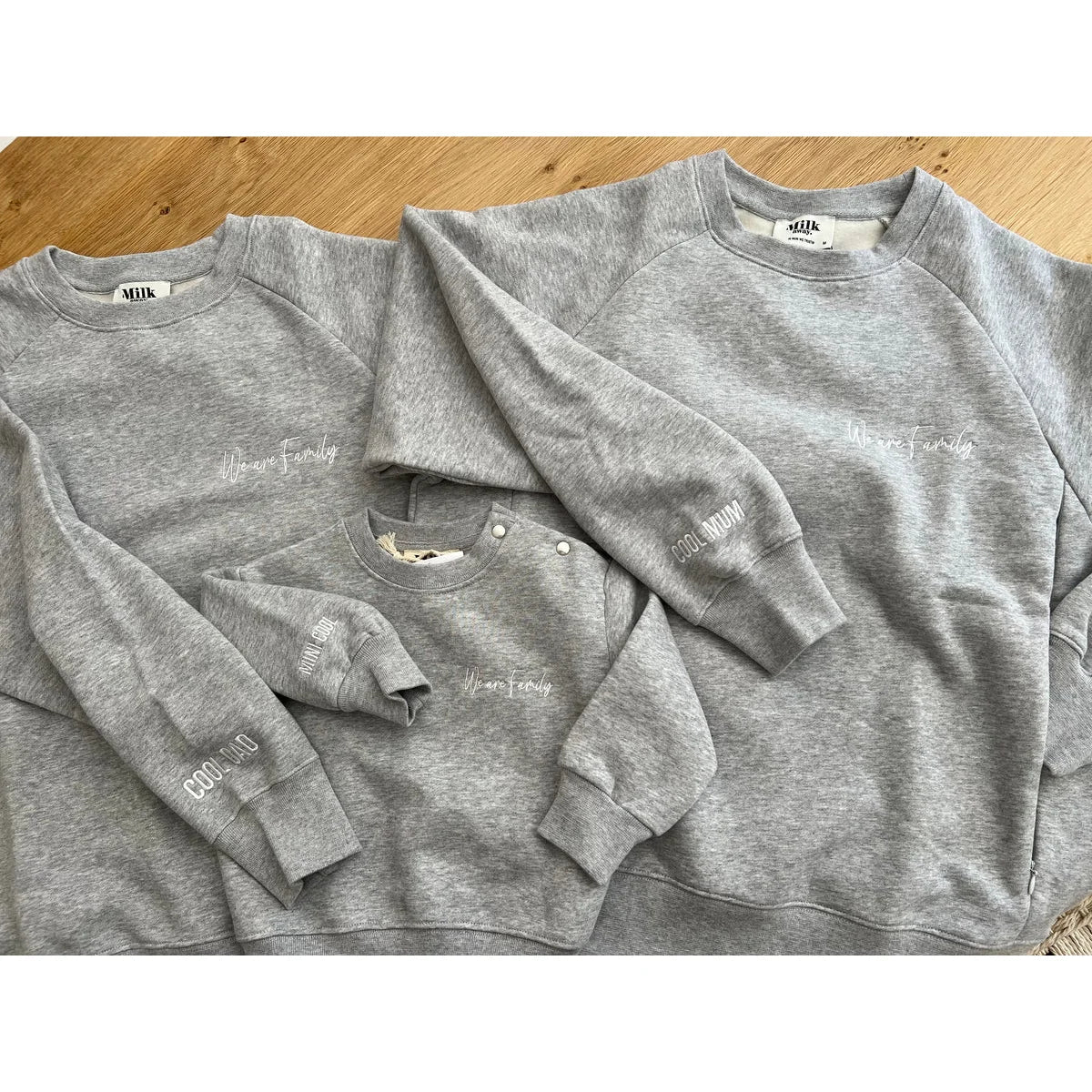 Passende graue Sweatshirts für Babys und Kinder mit ’We Are Family’ Design