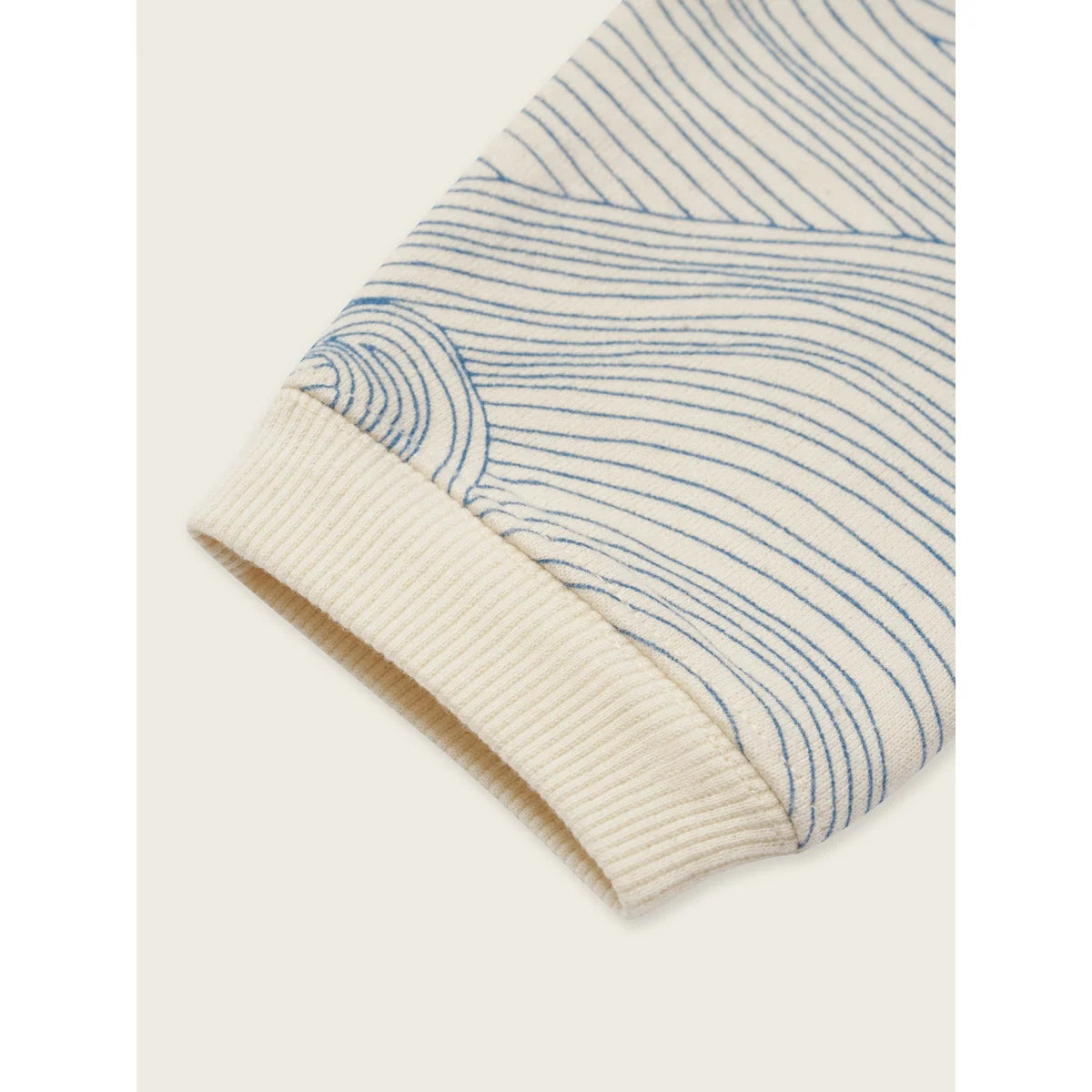 Helles langärmliges Sweatshirt mit blauen Wellenmustern und geripptem Bündchen